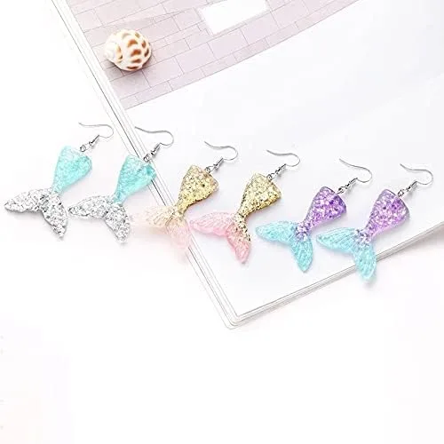 Vista 8 de Yissw Juego de 2 aretes coloridos de resina con cola de sirena y cola de pez de dibujos animados para niñas y mujeres, Resina, Resina