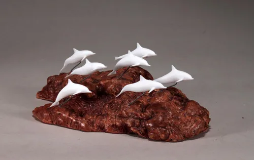 Vista 3 de Escultura escolar de delfines por John Perry Pelúcida miniatura de 8 pulgadas de largo sobre base de Burl