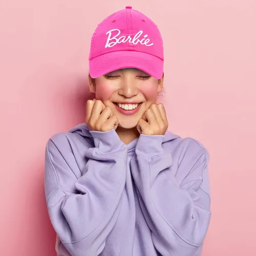 Vista 4 de Barbie Gorra de béisbol para mujer Gorra de algodón suave para mujer con ala curvada Gorra de béisbol ajustable de color rosa intenso