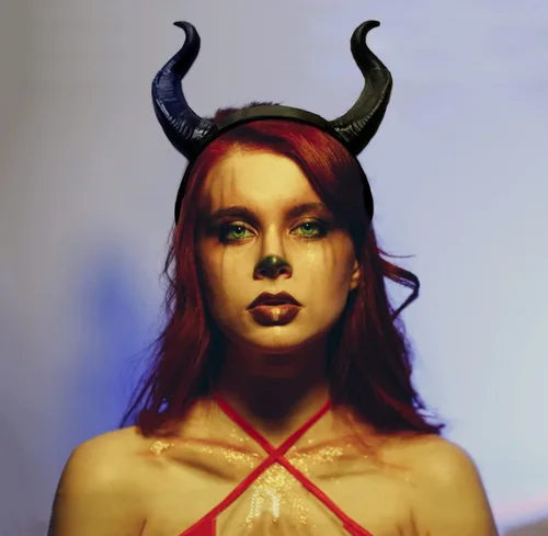 Vista 5 de L'VOW Diadema de cuernos de demonio de bruja negra, tocado malvado de Halloween