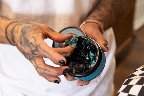 Vista 7 de Don Juan Hybrido Pomade A base de agua Fijación fuerte Alto brillo Extractos de plantas naturales y minerales oceánicos Aroma de brisa
