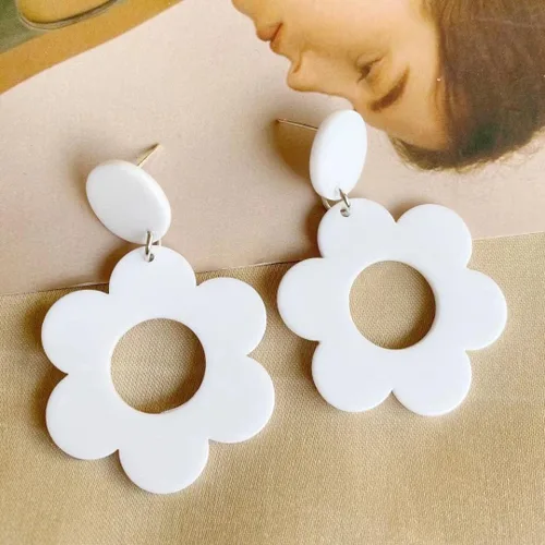 Vista 4 de Pendientes colgantes de flores de los años 60 y 70 de acrílico, pendientes colgantes de margaritas, pendientes florales coloridos