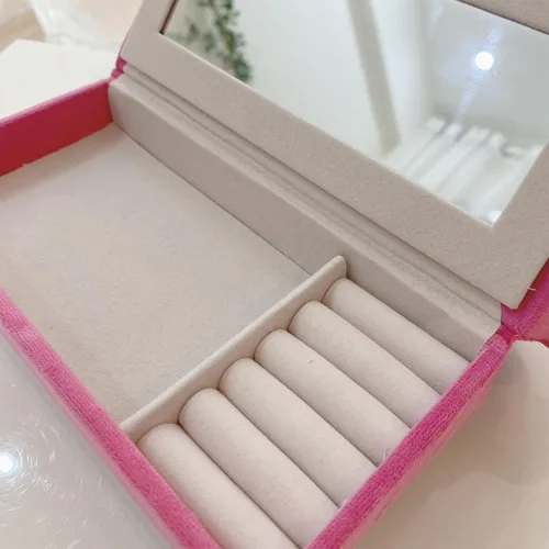 Vista 9 de Harilla Joyero en forma de diván, soporte de almacenamiento rosa, forro suave, regalo encantador, organizador de aretes para mesita de noche
