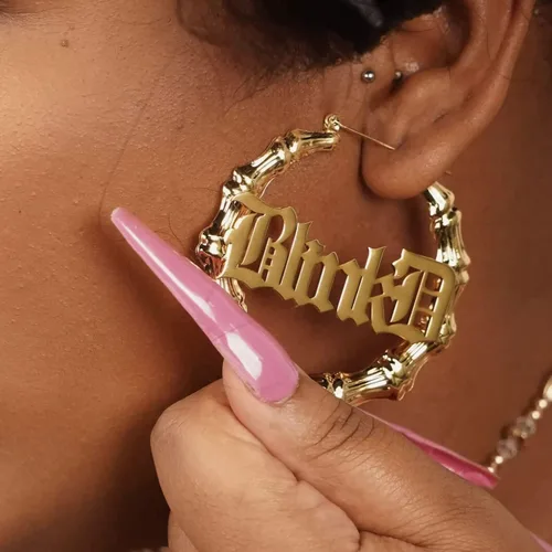 Vista 3 de Aretes de bambú grandes personalizados con nombre personalizado para mujeres, aretes de bambú, joyería para mujer, cumpleaños, día de la madre
