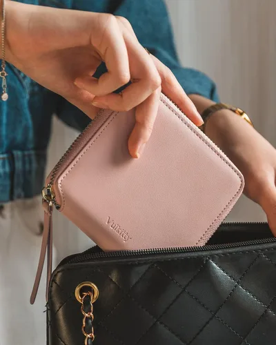 Vista 7 de Cartera de piel para mujer, con bloqueo RFID, plegable, delgada, para tarjetas de crédito, con bolsillo con cremallera, Rosado, Classic