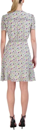 Vista 3 de BCBGeneration Mini vestido de día ajustado y acampanado para mujer, manga corta, cuello en V, detalle de volantes