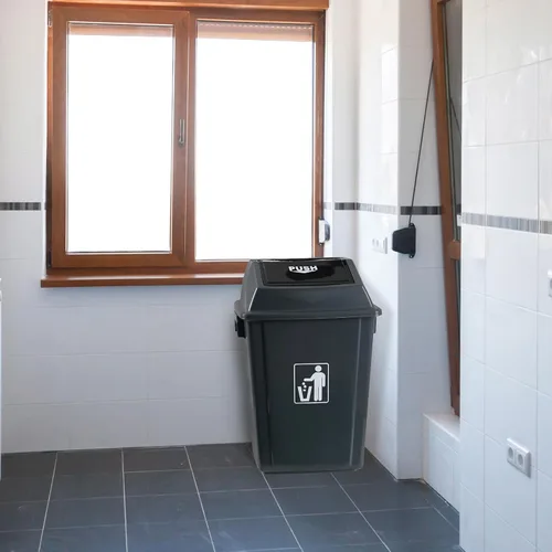 Vista 7 de Kekow Paquete de 4 cubos de basura de plástico con tapa, cubo de basura GraySwing Top, 13 galones Swing Top Lid Design, Durable Plastic