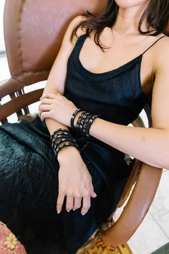 Vista 3 de Ubuntu Life Skinny Love - Pulsera de cuero con cuentas de cristal hecha a mano con cierre deslizante y cuero auténtico, pulseras bohemias apilables