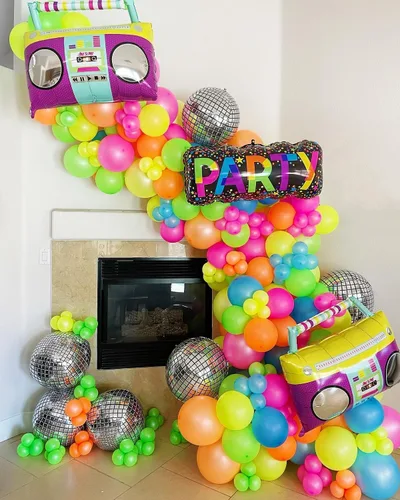 Vista 4 de Decoraciones de fiesta temática de discoteca de los años 90 y 80, kit de arco de globos de 151 piezas con bola de discoteca, gafas retro, nota