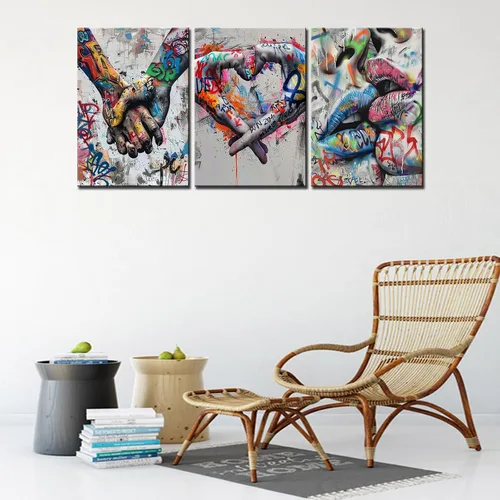Vista 2 de Banksy Street Art Graffiti Imágenes a mano, pinturas de amor con corazón, arte de beso romántico para sala de estar, regalo, 3 piezas, lienzo