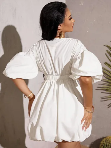Vista 2 de WDIRARA Vestido de cintura elástica con cuello en V profundo y manga abombada para mujer