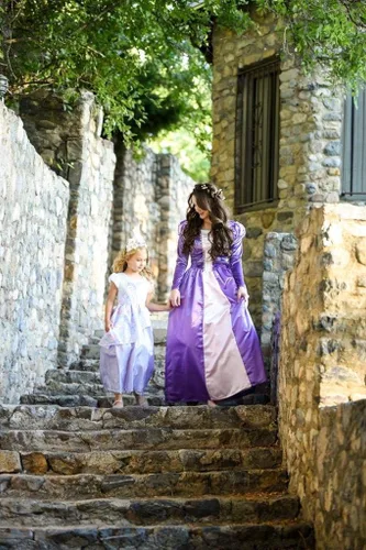 Vista 4 de Little Adventures Disfraz de Rapunzel encantado para mujeres adultas, Morado