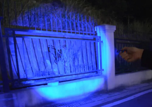 Vista 2 de Linterna LED azul escalable, 3 modos, haz azul de largo alcance, para pesca nocturna y actividades al aire libre - Negro