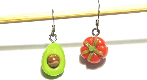 Vista 6 de Making Salsa - Pendientes de tomate y aguacate - Tiny Food Jewelry