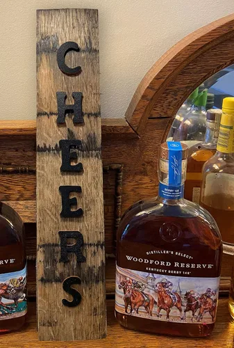 Vista 3 de Letrero de animación con texto en inglés "Reclaimed Bourbon Barrel Cheers", decoración para bar en casa