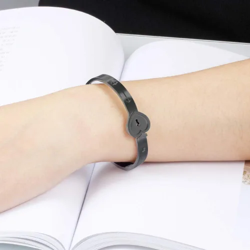 Vista 3 de MYNENEY Juego de pulsera con cerradura y llavero para parejas, brazalete de corazón de acero inoxidable para hombres y mujeres, regalo romántico