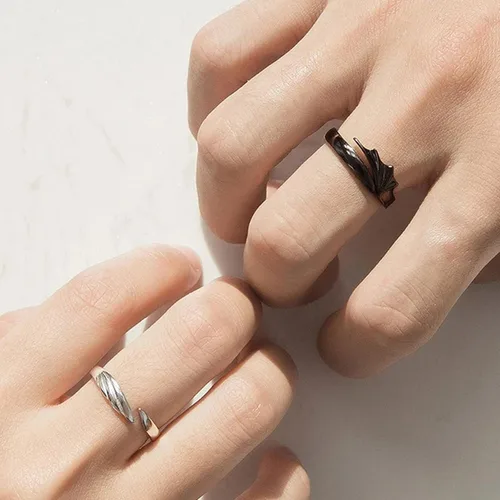 Vista 2 de Anillo abierto para hombres y mujeres, con ala de dragón, ajustable, color blanco y negro, anillo de promesa para novio, novia