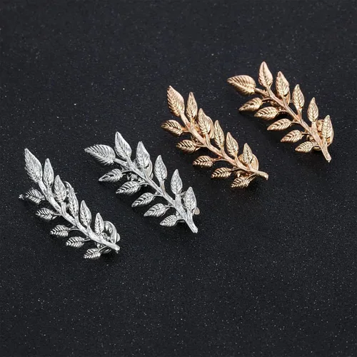 Vista 7 de WCRAZYE Pines de cuello triangular retro con patrón hueco y ángulo para hombres y mujeres, broche de palacio de plata simple dorado y plateado