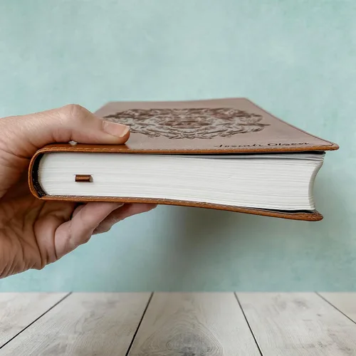 Vista 5 de Biblia ESV personalizada, marrón con un león en la portada, opción para personalizar con el nombre con letra a mano en la portada