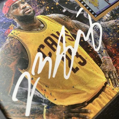 Vista 3 de ORIMAMI Póster firmado de LeBron James en negro, súper estrella enmarcado con foto y pantalla de película de 1x35mm, regalos geniales para amantes