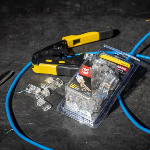 Vista 5 de Klein Tools 80024 Herramienta de trinquete para cable de datos y herramienta de crimpado RJ45 con enchufe CAT6, paquete de 50, kit de herramientas