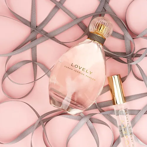 Vista 6 de Lovely By SJP EDP Spray para mujer, aroma clásico encantador, ultra glamoroso, fragancia de ámbar blanco sedoso con notas íntimas en polvo