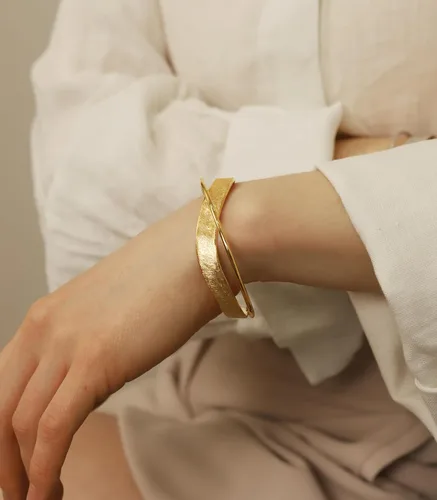 Vista 9 de OZEL - Pulseras para mujer, chapados en oro real de 18 quilates, pulseras de oro de cristal colorido para regalos