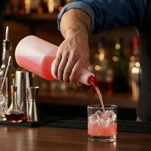 Vista 5 de Restaurantware Bar Juice Pour Bottle - 1 paquete - Bar Lux - Botella de plástico de 2 cuartos de galón con boquilla y tapa cónica roja, codificada