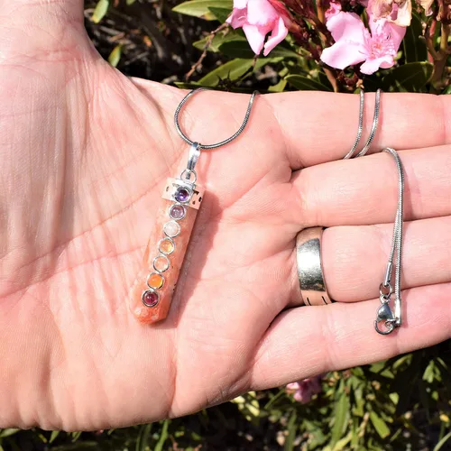 Vista 7 de Zenergy Gems CHARGED Colgante perfecto de cristal natural del Himalaya de 7 chakras + cadena de plata de 20 pulgadas + corazón de carga de selenita