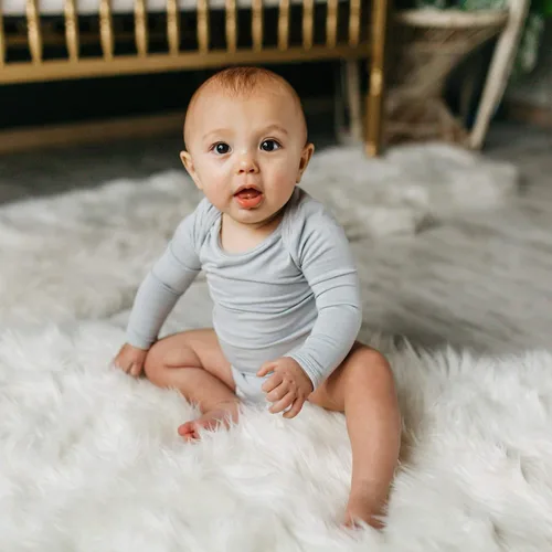 Vista 2 de Kyte Baby - Body de manga larga unisex de rayón de bambú suave, 0-24 meses