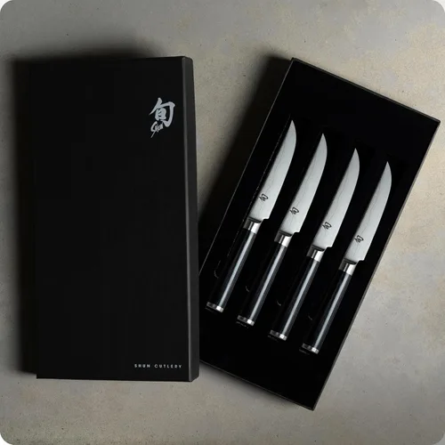 Vista 2 de Shun Juego clásico de cuchillos para carne de 4 piezas 4.75" Knives, Handcrafted Japanese Steak Knife Set, VG-MAX Core, Damascus Stainless Steel