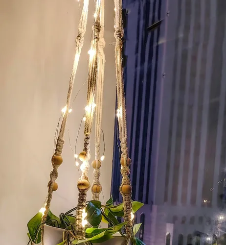 Vista 7 de Comtelek - Maceta colgante con luces para interiores, cesta colgante de macramé con cuentas de madera, soporte para macetas sin borlas