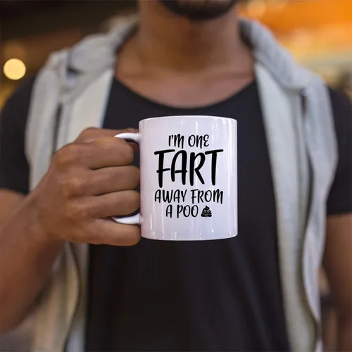 Vista 5 de Veracco Taza de café de cerámica blanca con texto en inglés "I One Fart Away From A Poo" - Divertido regalo de cumpleaños para alguien que ama beber