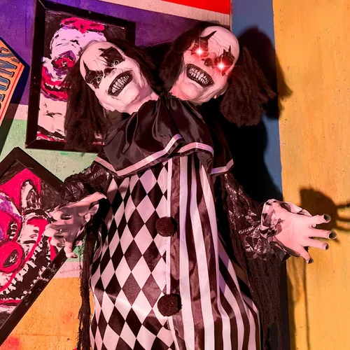 Vista 3 de Haunted Hill Farm - Payaso animatrónico de dos cabezas que habla aterrador de 5.5 pies Life-Size 5.5-Ft Talking Two-Headed Clown, Touch Lights and