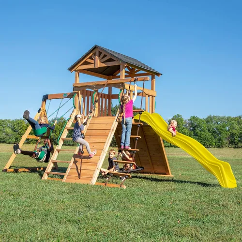 Vista 10 de Juego de columpio Backyard Discovery Endeavor de madera de cedro con tobogán de ola, plataforma de juego, doble pared de roca, escalera de cuerda