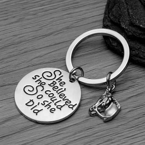 Vista 2 de Sportybella Llavero ecuestre personalizado para amantes de los caballos para mujeres y niñas, joyería de vaquera, para ella