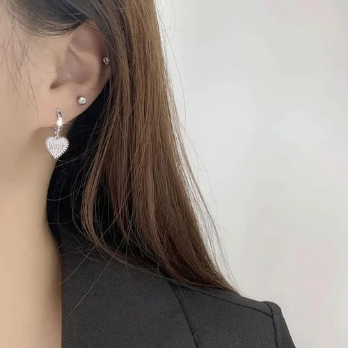 Vista 2 de SLUYNZ Aretes de aro pequeños con corazón de plata Stering para mujeres, adolescentes y niñas, aretes de aro de amor Huggie