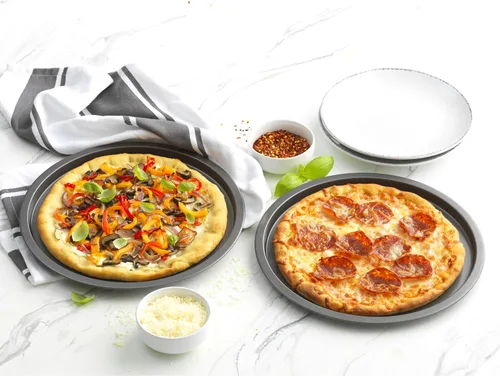 Vista 5 de GoodCook Conjunto de 2 bandejas para pizza personales antiadherentes de acero de 10", gris