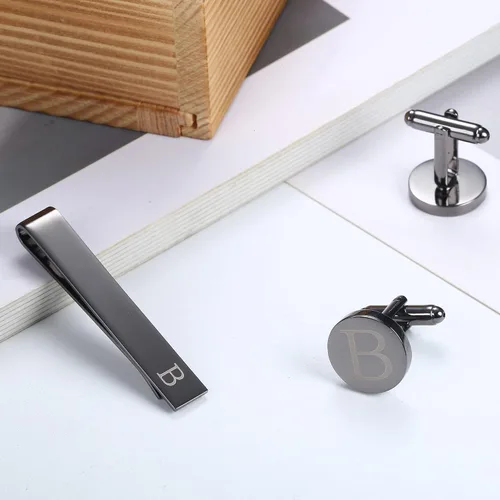 Vista 4 de LOYALLOOK Juego de gemelos negros con inicial y clip de corbata para hombre, gemelos de cobre personalizados y barra de corbata, letras del alfabeto