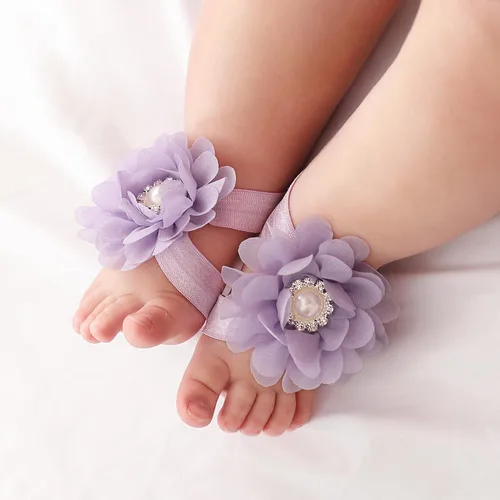 Vista 3 de Cinaci 8 pares de sandalias de gasa con diamantes de imitación y flores, con diademas, accesorios para bebés, recién nacidos, niños pequeños