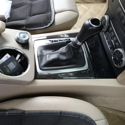 Vista 2 de YIWANG Adhesivo decorativo de marco de palanca de cambios de consola central ABS estilo fibra de carbono para Mercedes Benz Clase C W204 C180 C200