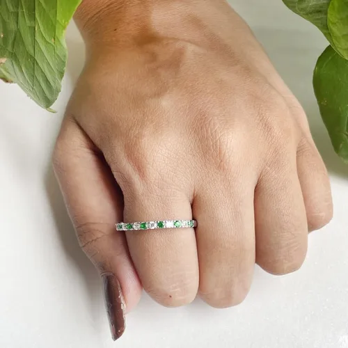 Vista 2 de Alianza de boda de media eternidad con esmeralda verde alternativa y diamante blanco para mujer, anillo de boda de esmeralda verde con acabado