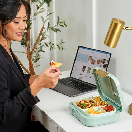 Vista 3 de Bentgo® Juego de lonchera moderna estilo Bento, con taza reutilizable (verde menta)