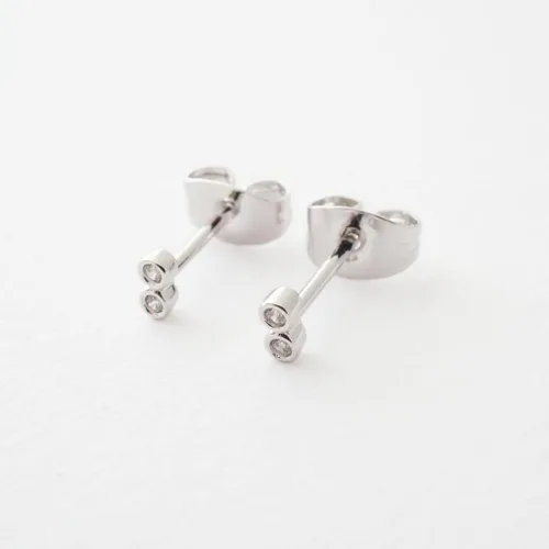 Vista 4 de HONEYCAT Aretes pequeños de doble cristal Joyería minimalista y delicada