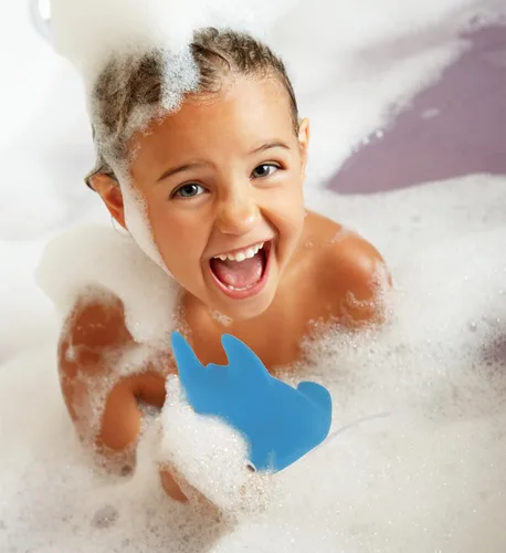 Vista 6 de DolliBu Hammerhead Shark Bath Buddy Squirter - Juguete flotante de goma de tiburón azul, divertido juego de baño para niños pequeños, lindo juguete