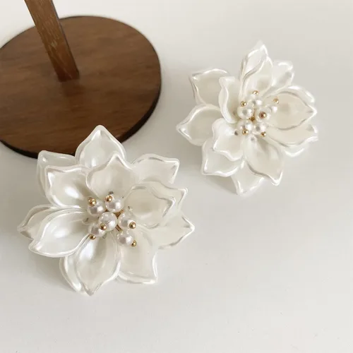 Vista 3 de Aretes colgantes únicos hechos a mano con pétalos de flores de resina grandes bohemios con brote de estambre de cristal brillante para mujeres y mamá