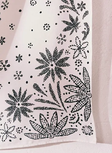 Vista 5 de Neasow - Tapiz estilo bohemio para colgar en la pared, estilo floral, blanco y negro con circunferencia de margarita con lunares, decoración