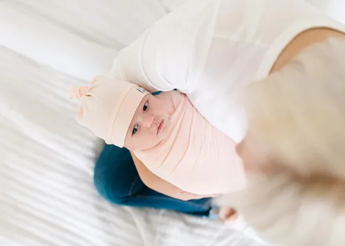 Vista 26 de Copper Pearl - gorro de bebé con nudo superior elástico suave