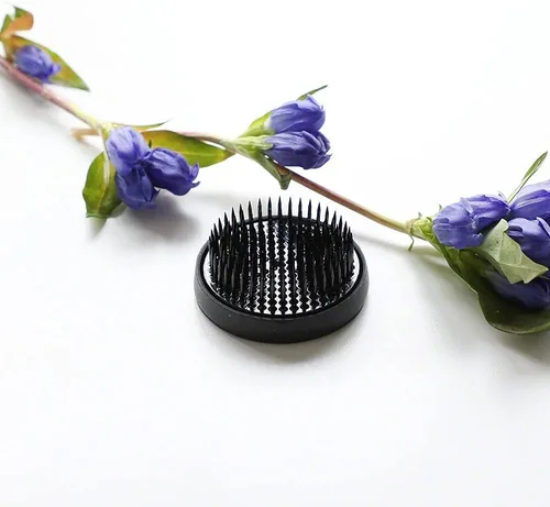Vista 6 de Wazakura Ikebana Kenzan Flor Pin Rana, 2.4 pulgadas (61mm) Negro Negro - 3.15