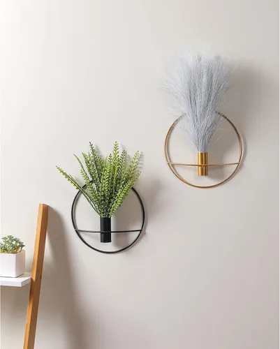 Vista 6 de Pretty Jolly Decoración de pared de jarrón de metal, flores artificiales montadas en la pared, trigo falso negro, paquete de 2 unidades, vegetación